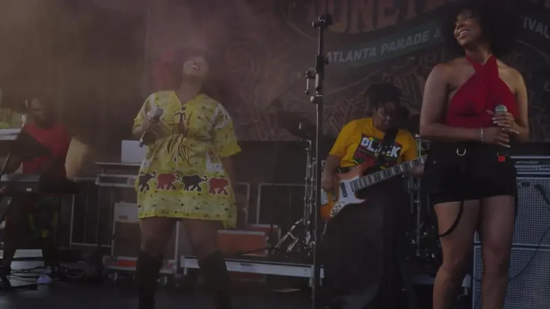 Tialauna Live! (Band & Music Artist)